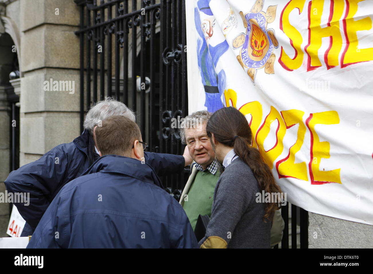 Dublin, Irlande. 19 février 2014. TD indépendant (membre du parlement irlandais) Luc 'Ming' Flanagan (r) Entretiens avec des manifestants. Une manifestation à Dublin a appelé à la démission du ministre de la Justice Alan Shatter et le commissaire Martin après l'intimidation présumée Callinan de Garda (police irlandaise) dénonciateurs Maurice McCabe et John Wilson, et d'autres allégations de corruption dans la police. Crédit : Michael Debets/Alamy Live News Banque D'Images