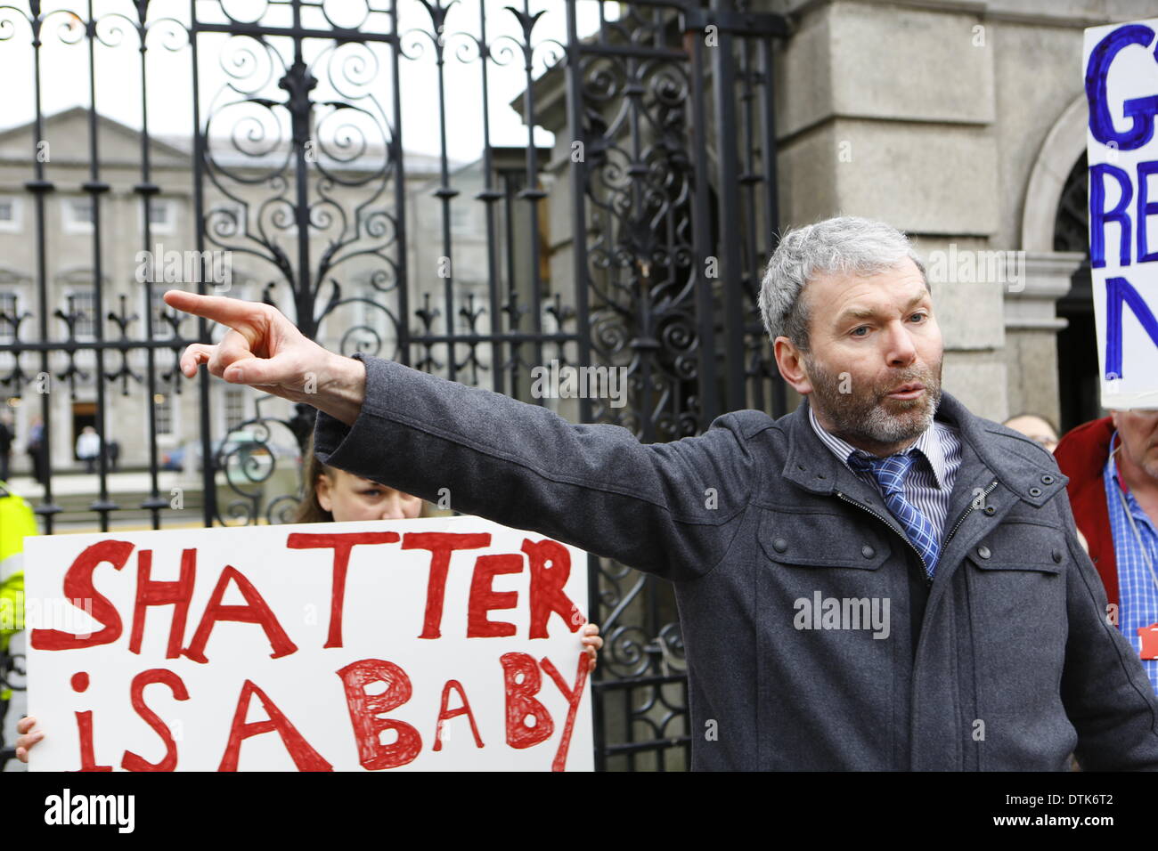 Dublin, Irlande. 19 février 2014. Garda dénonciateur John Wilson traite de la protestation. Une manifestation à Dublin a appelé à la démission du ministre de la Justice Alan Shatter et le commissaire Martin après l'intimidation présumée Callinan de Garda (police irlandaise) dénonciateurs Maurice McCabe et John Wilson, et d'autres allégations de corruption dans la police. Crédit : Michael Debets/Alamy Live News Banque D'Images