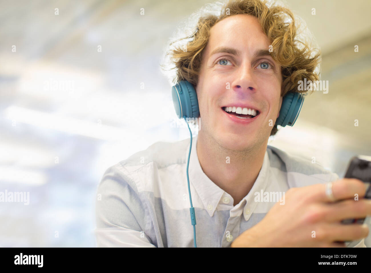 Man listening to headphones Banque D'Images