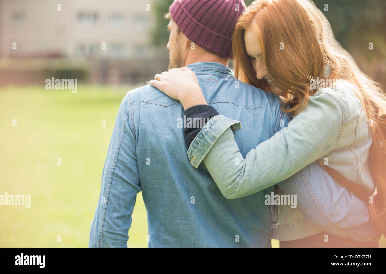 Couple hugging in park Banque D'Images