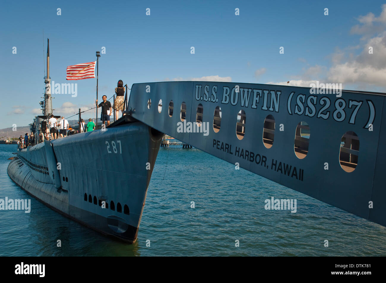 Les touristes à bord du sous-marin USS Bowfin, Pearl Harbor, Oahu, Hawaii Banque D'Images