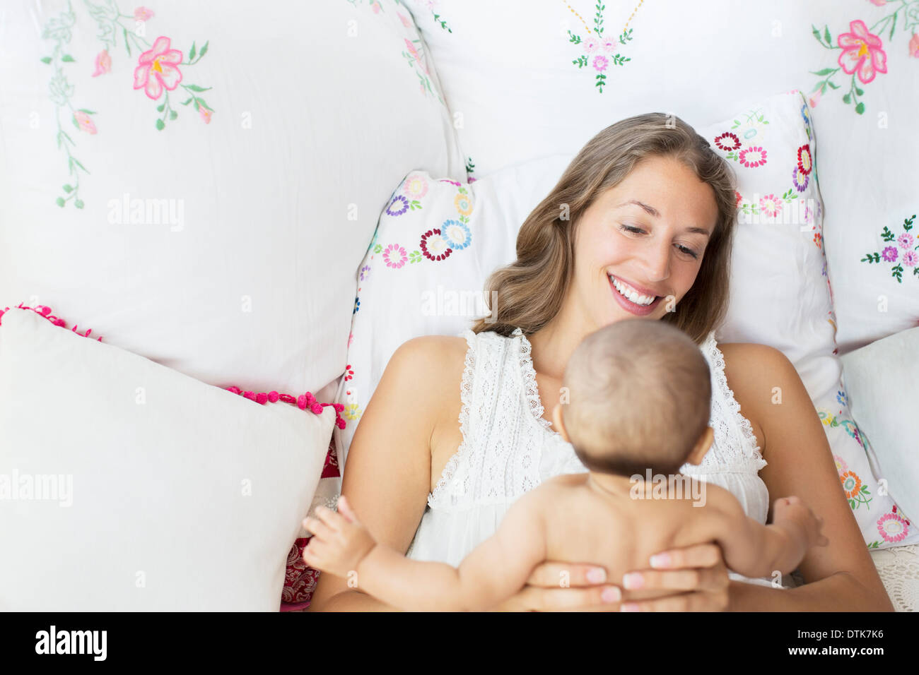 Mère jouant avec baby boy Banque D'Images