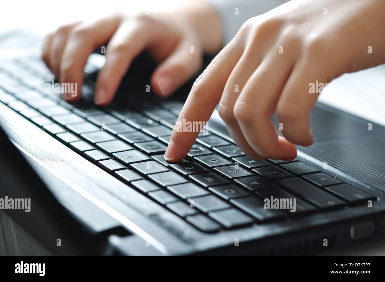 Close-up of female hands typing sur clavier Banque D'Images