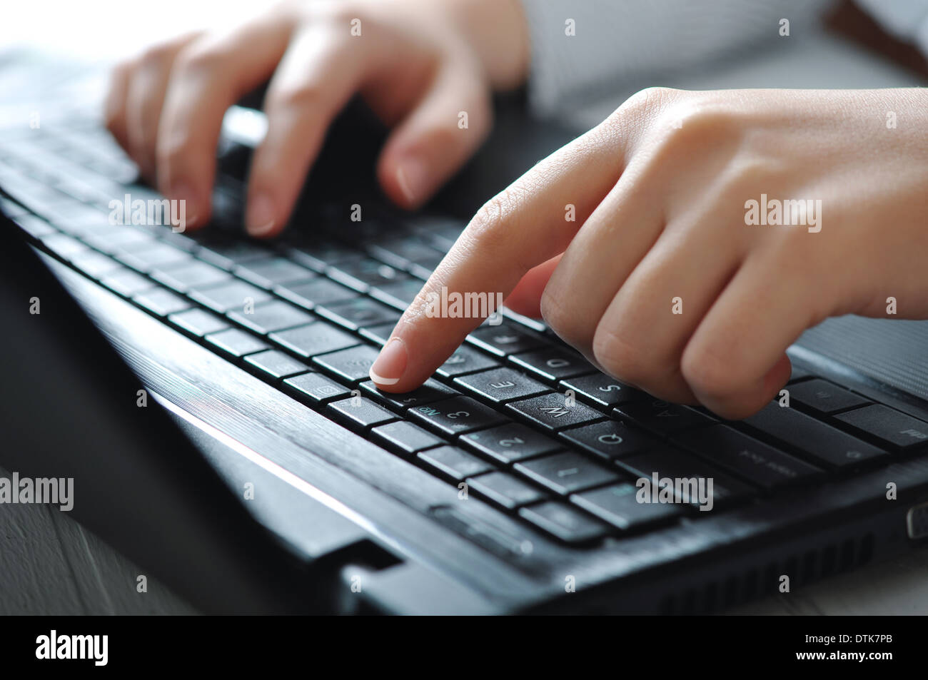 Close-up of female hands typing sur clavier Banque D'Images