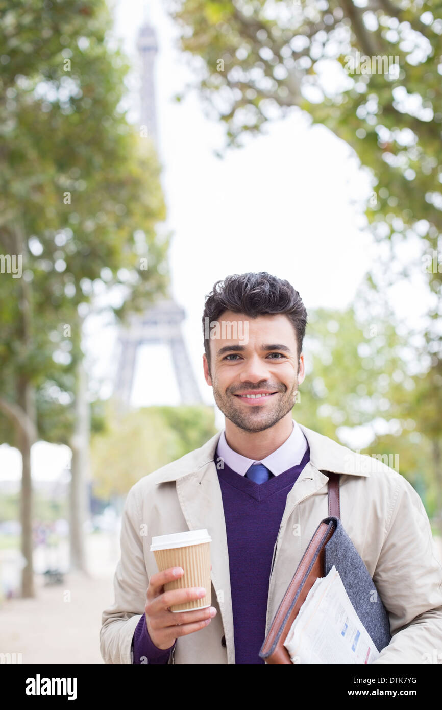 Businessman smiling in park près de Eiffel Tower, Paris, France Banque D'Images