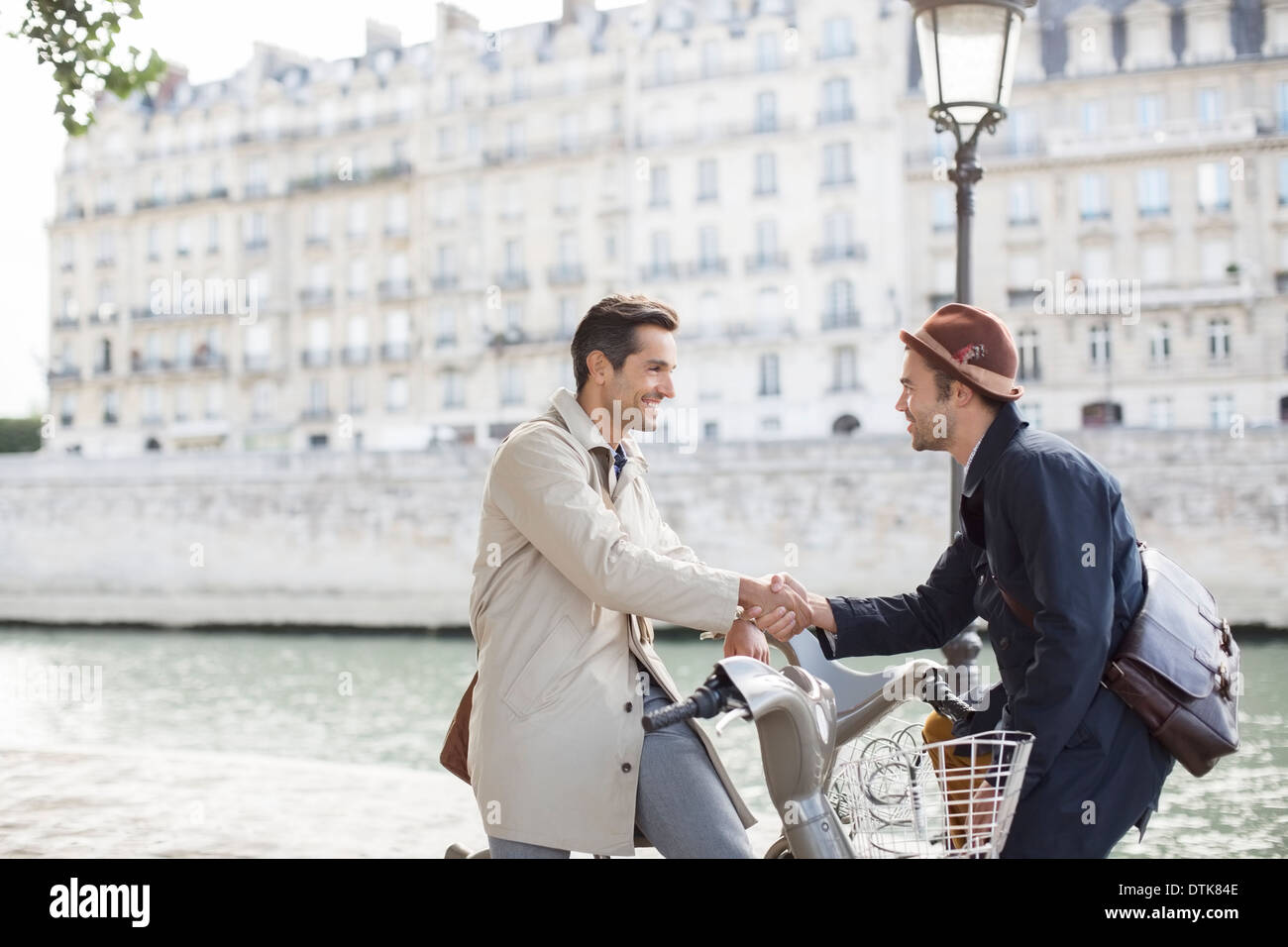 Les hommes d'une liaison à vélo le long de la rivière Seine, Paris, France Banque D'Images