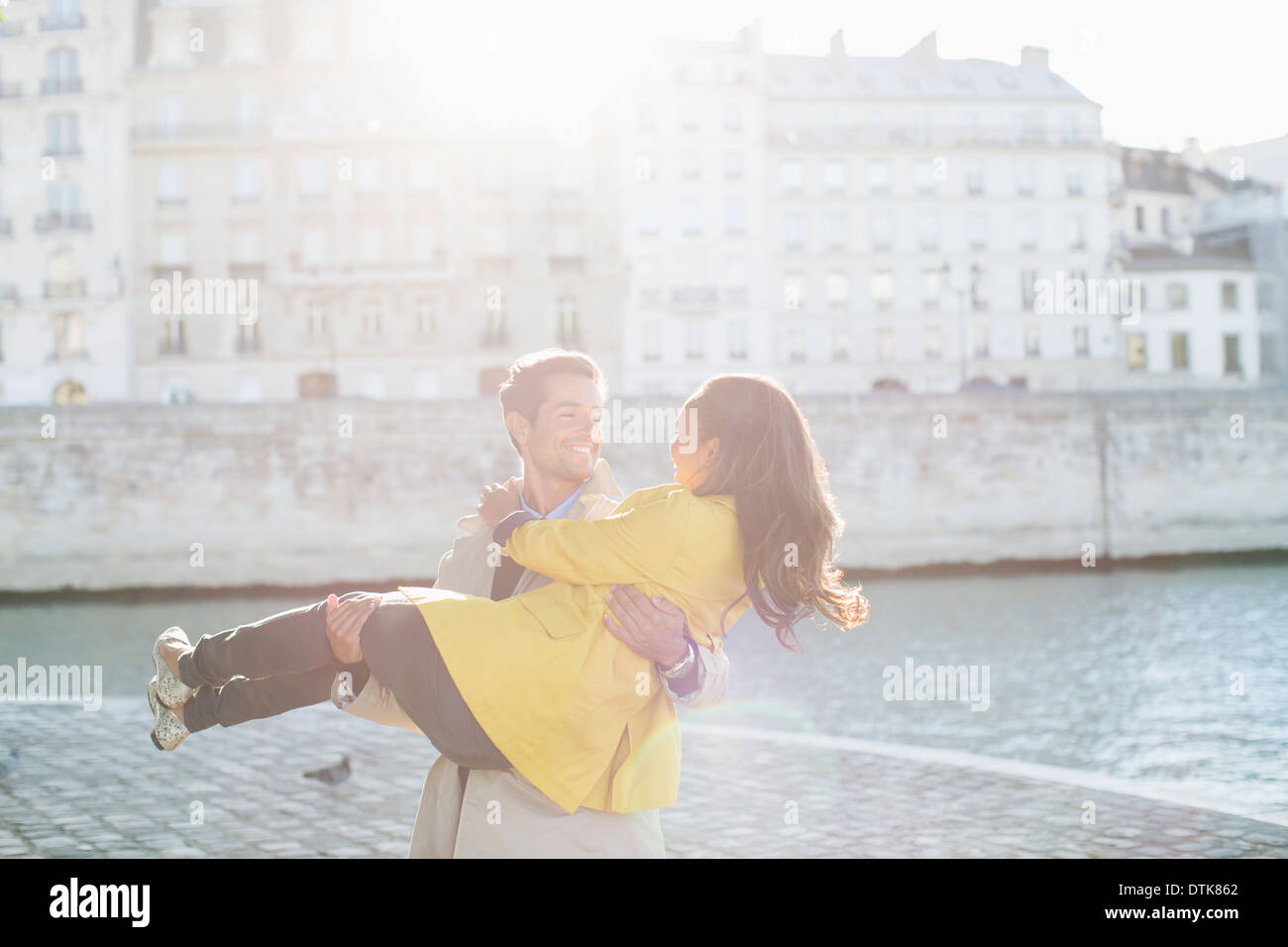 Man holding amie le long de la rivière Seine, Paris, France Banque D'Images