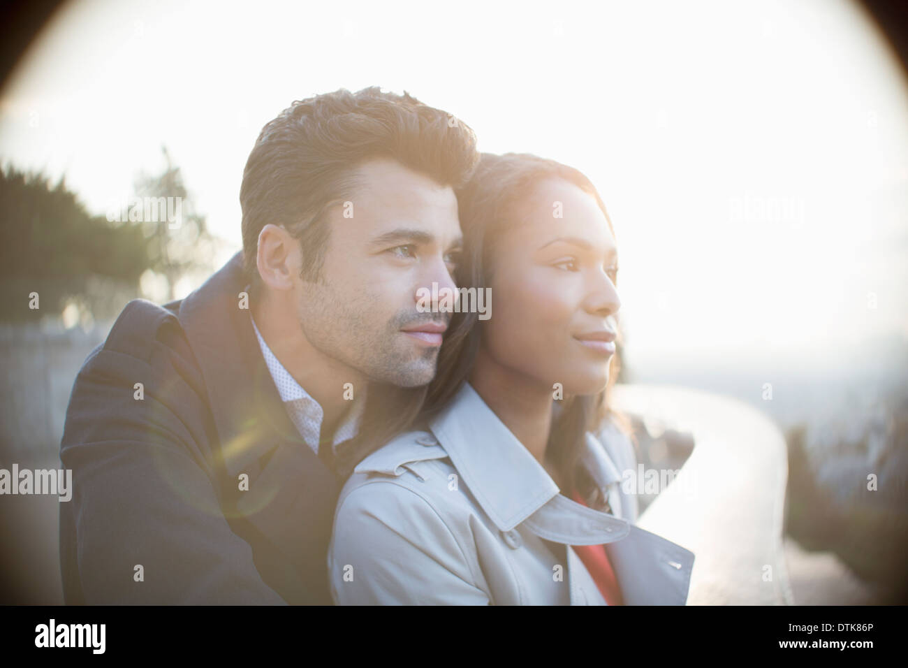 Couple sur balcon urbain Banque D'Images