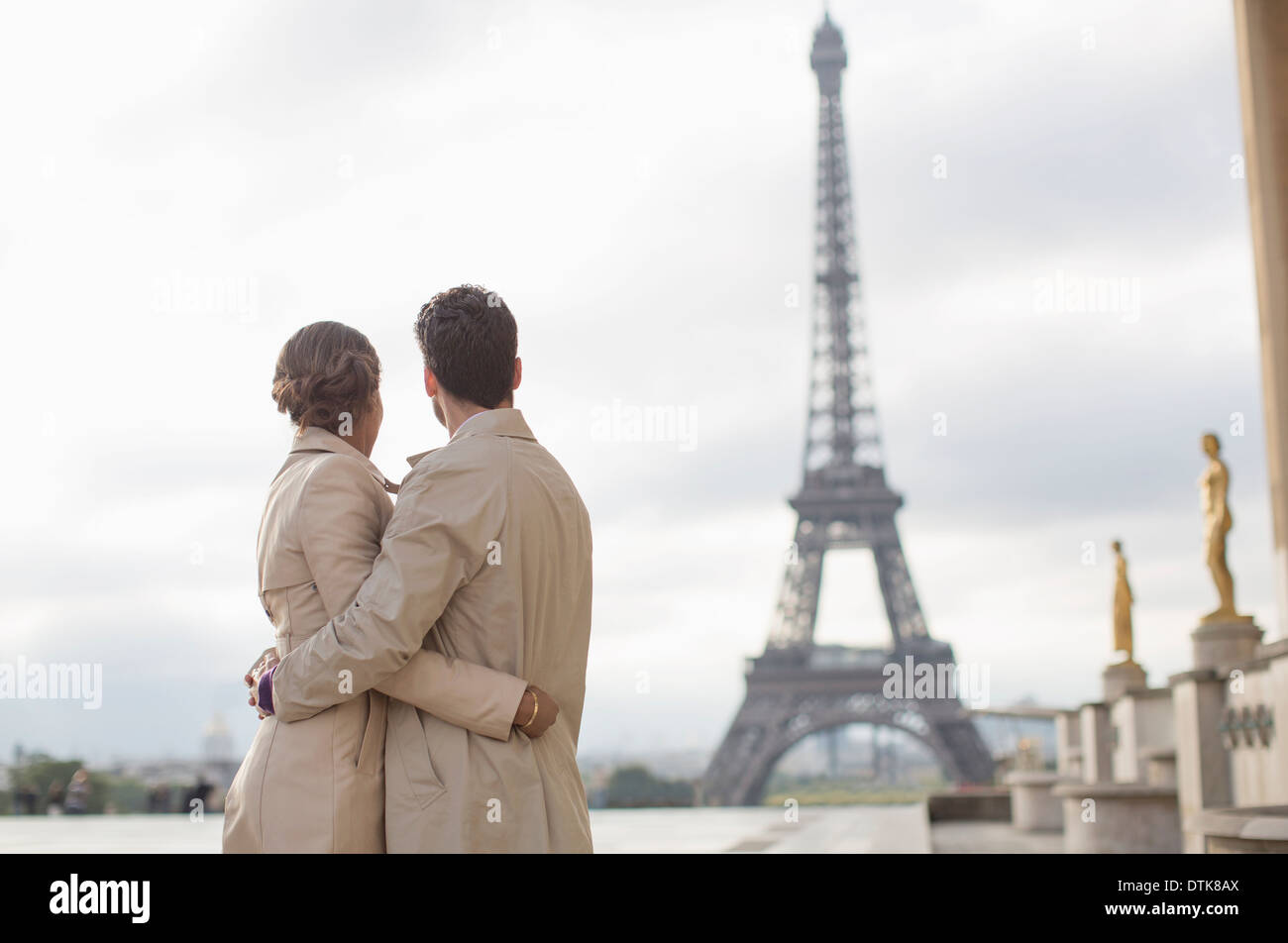 Couple admiring Tour Eiffel, Paris, France Banque D'Images