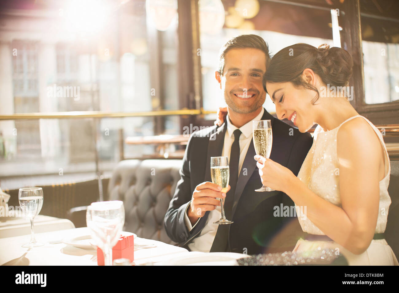 Bien-habillé couple drinking champagne in restaurant Banque D'Images