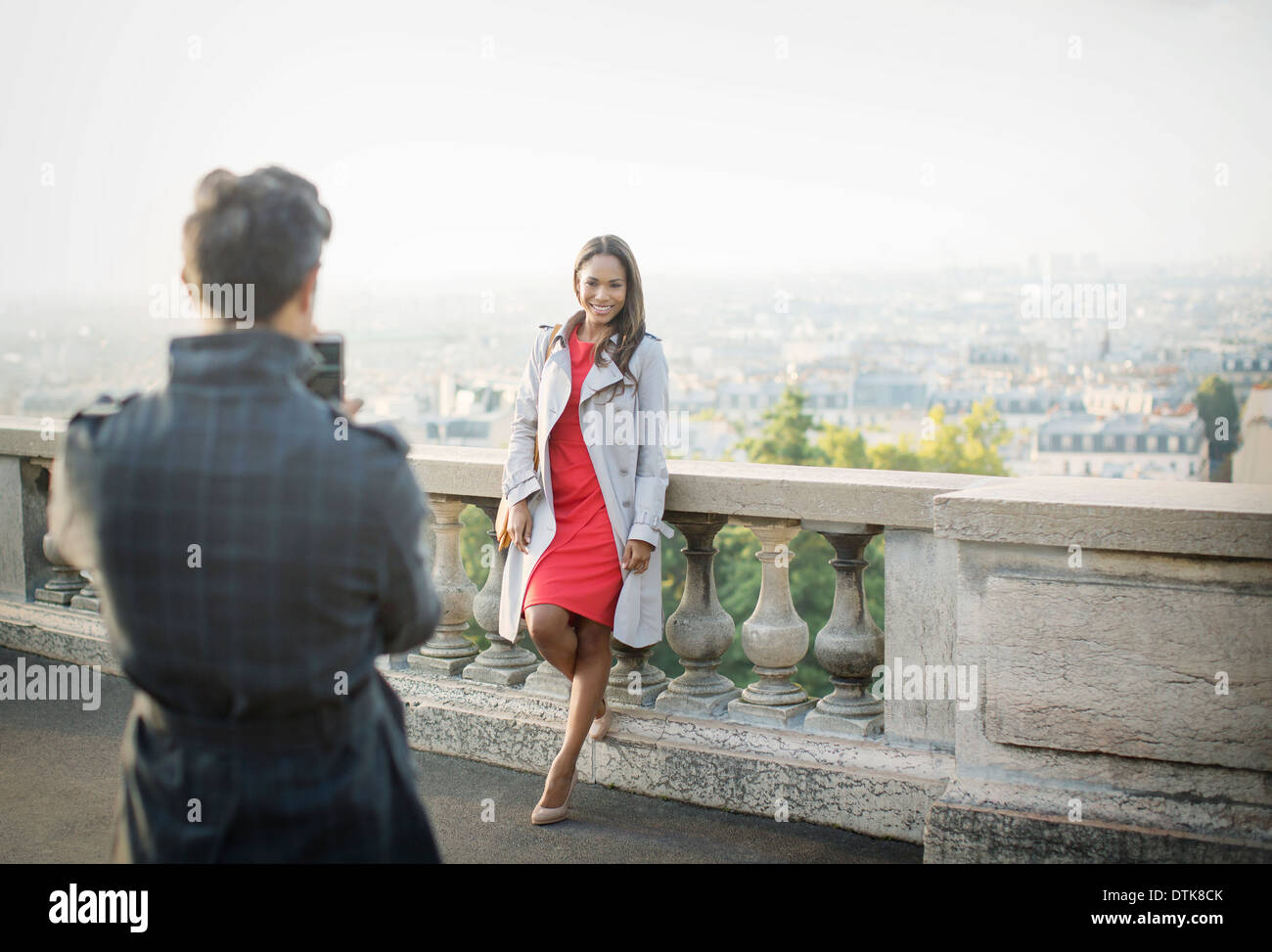 Copain copine photographier Paris avec en arrière-plan Banque D'Images