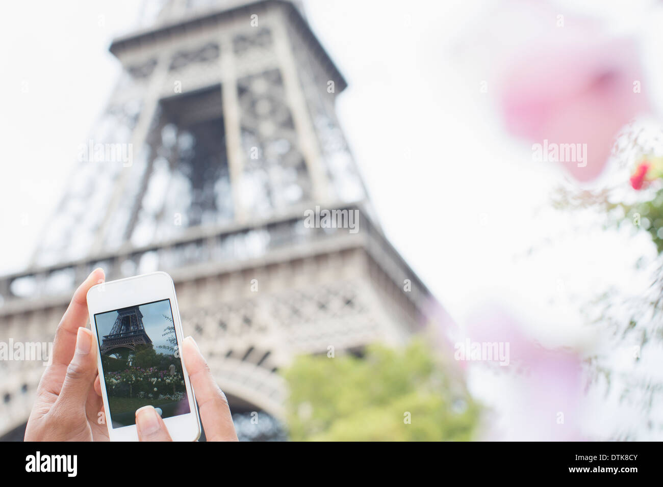 Woman photographing Tour Eiffel avec téléphone appareil photo, Paris, France Banque D'Images