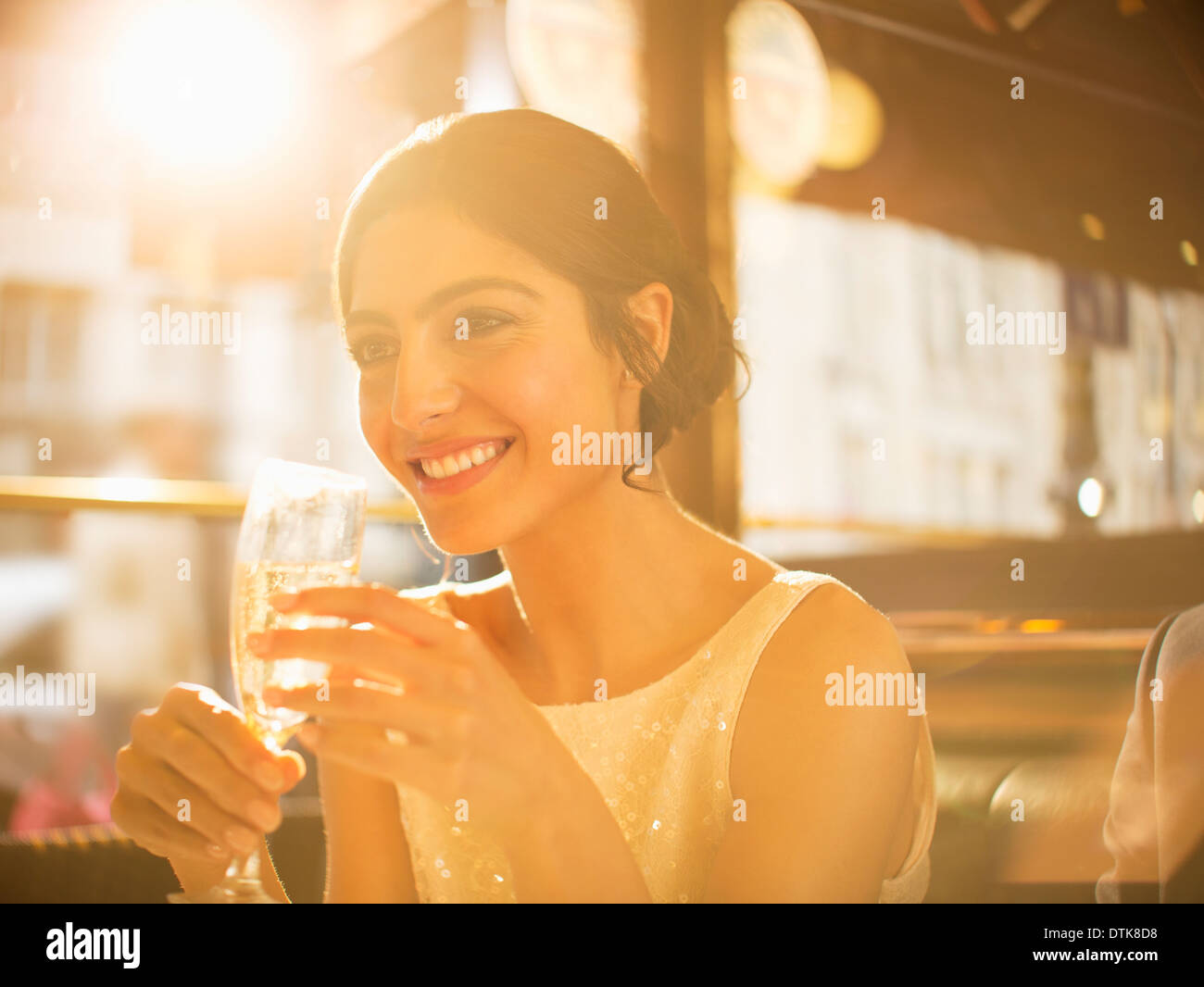 Femme bien-habillés drinking champagne in restaurant Banque D'Images