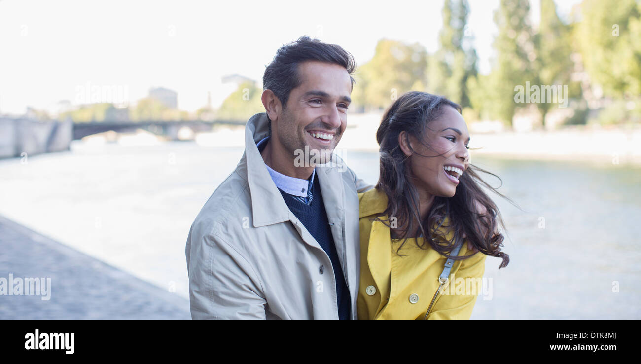 Couple walking along Seine River, Paris, France Banque D'Images