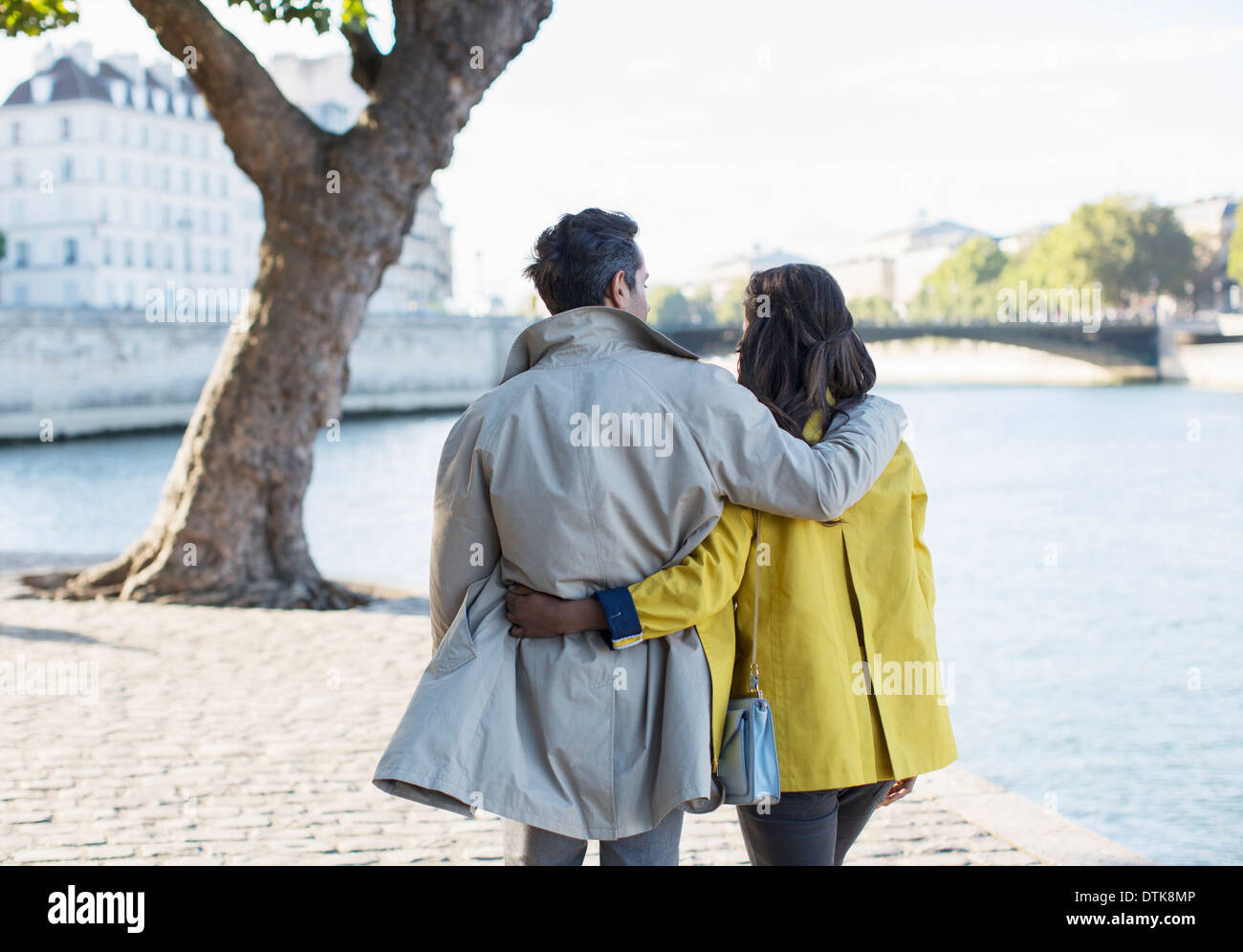 Couple walking along Seine River, Paris, France Banque D'Images
