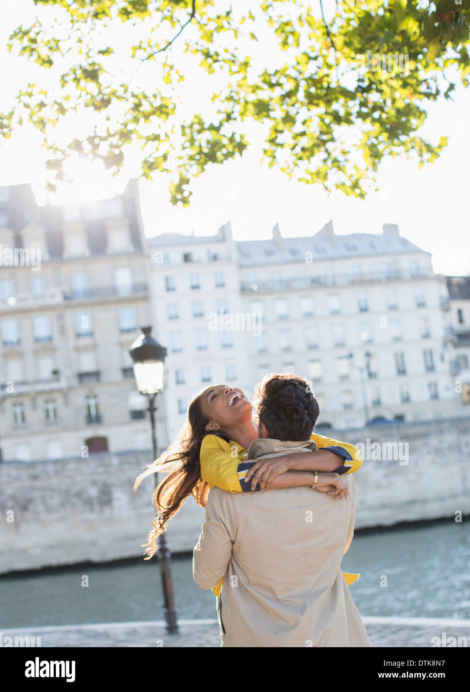 Couple hugging le long de la rivière Seine, Paris, France Banque D'Images