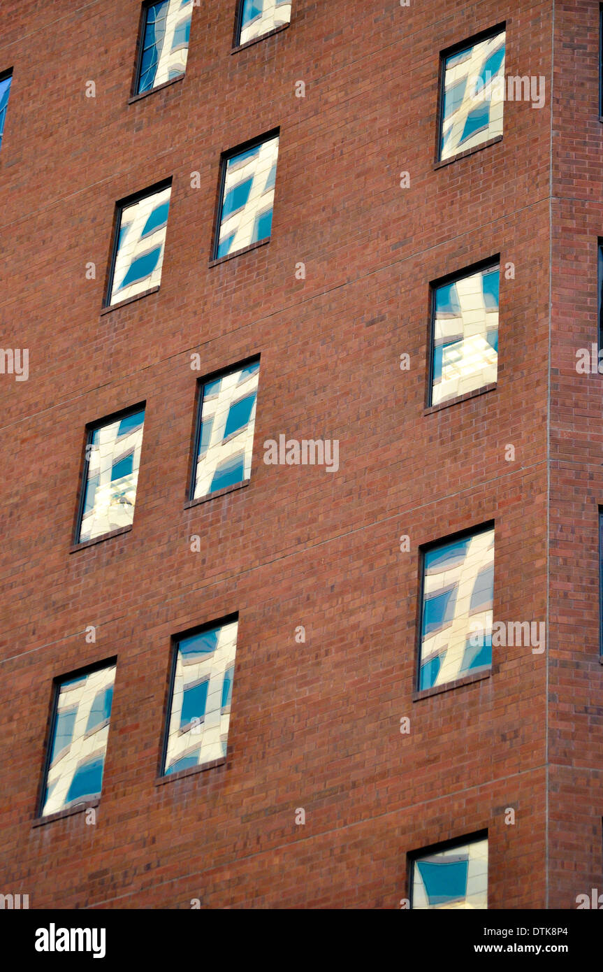 Bâtiment en brique dans windows réfléchissantes Banque D'Images