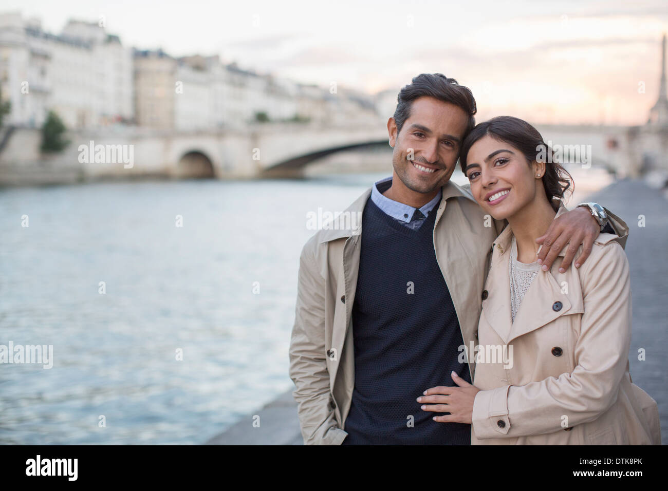 Couple walking along Seine River, Paris, France Banque D'Images