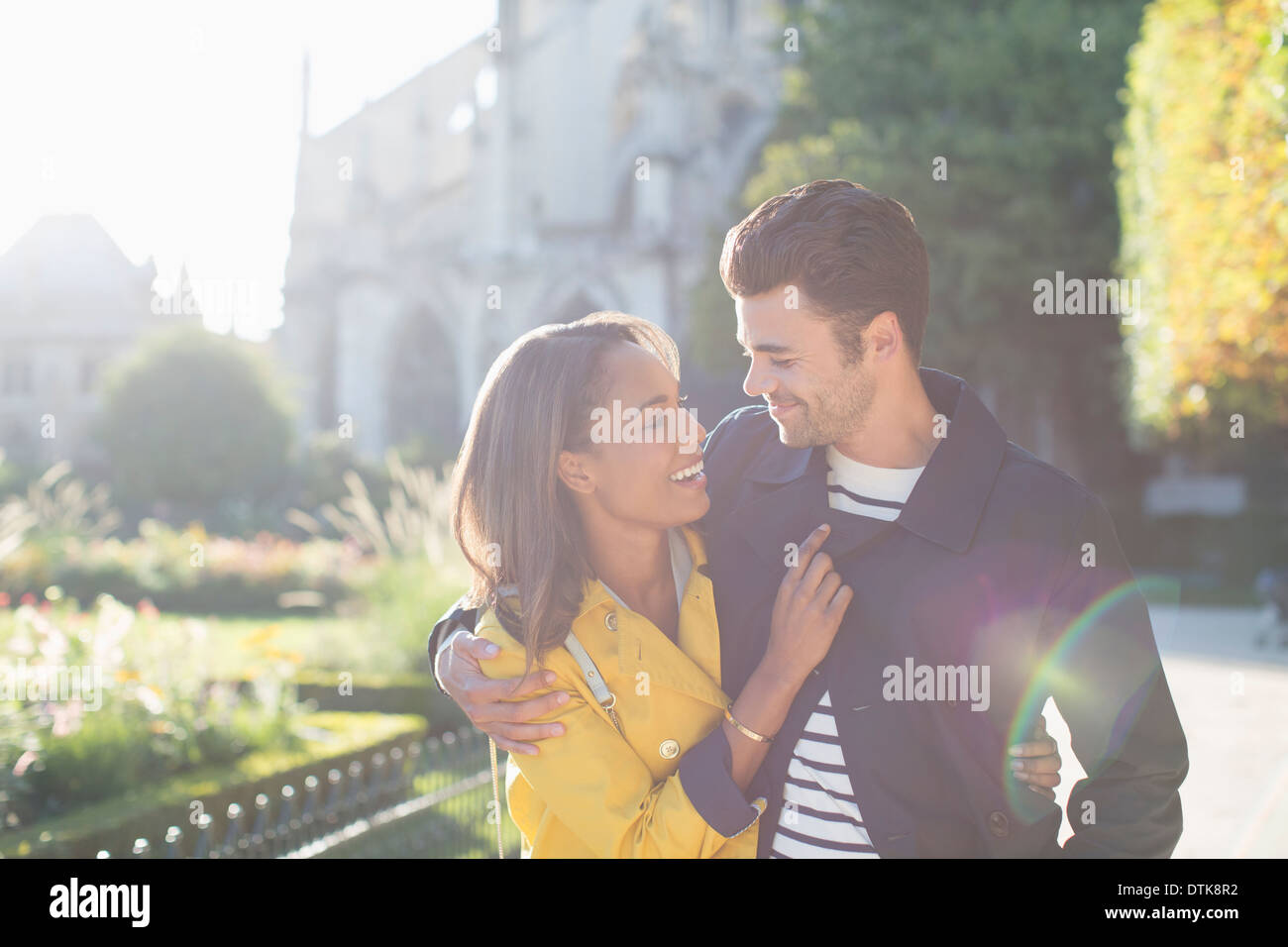 Couple hugging in urban park Banque D'Images