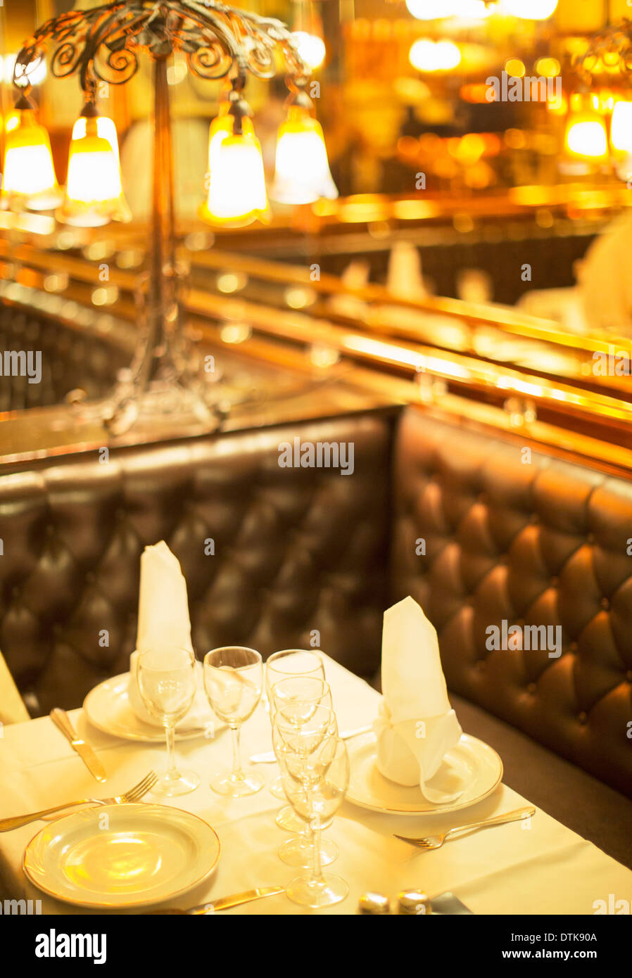 Set table in restaurant Banque D'Images