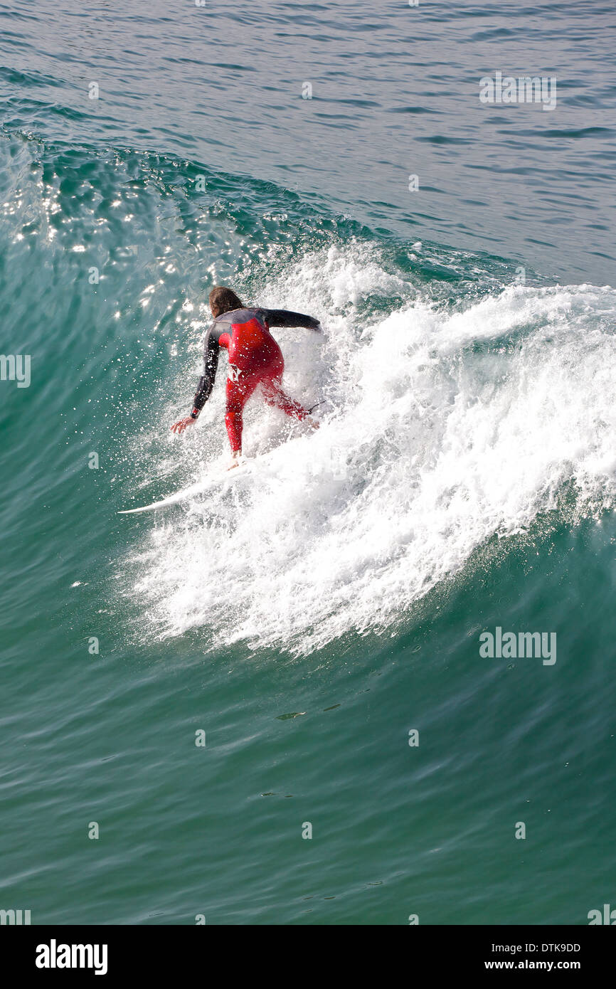 Matin Surfer à Hermosa Beach, Los Angeles, Californie. Banque D'Images