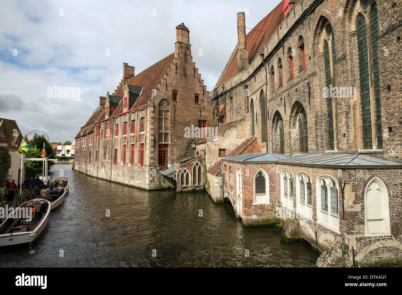 Bateaux de touristes se préparer pour une balade sur les canaux de Bruges en Belgique Banque D'Images