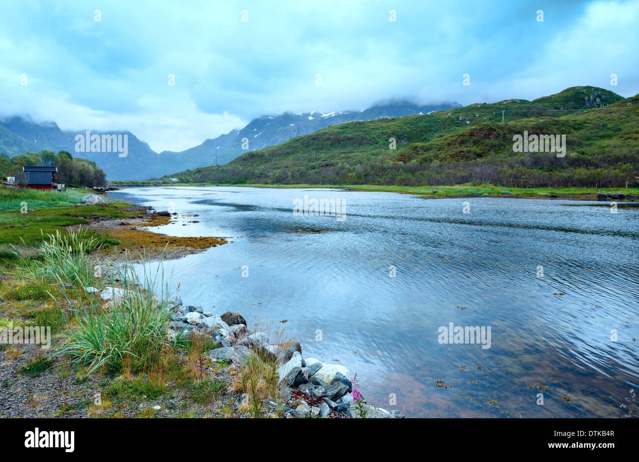 Les Lofoten Summer Rain view avec maison près de l'eau (Norvège). Banque D'Images