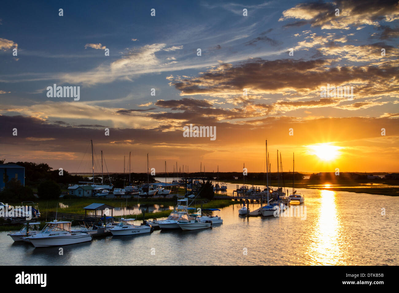 Coucher de soleil sur Tiger Point Marina, Amelia Island, Floride Banque D'Images