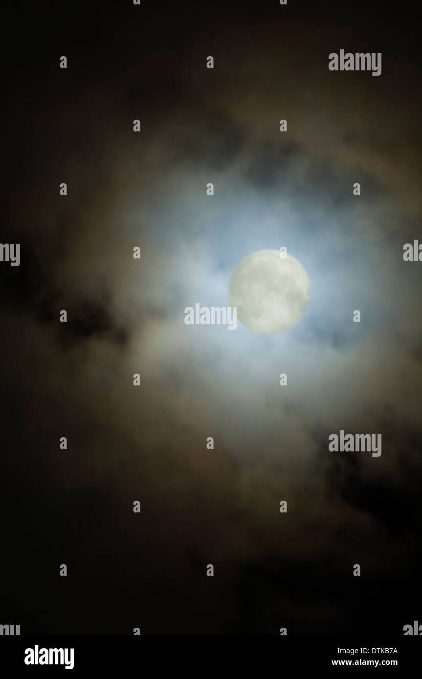 La lune à travers les nuages pearing Banque D'Images