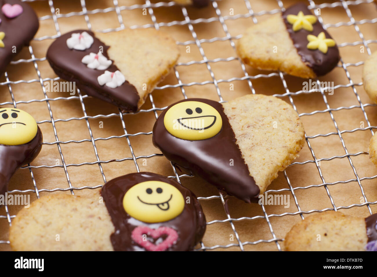 Pret Petits Gateaux En Forme De Coeur Avec Un Decor De Chocolat Et Le Sucre En Plan Rapproche Sur Un Rack De Gateau Photo Stock Alamy Pret Petits Gateaux En Forme De Coeur Avec Un Decor De Chocolat Et Le Sucre En Plan Rapproche Sur Un Rack De Gateau Photo Stock Alamy
