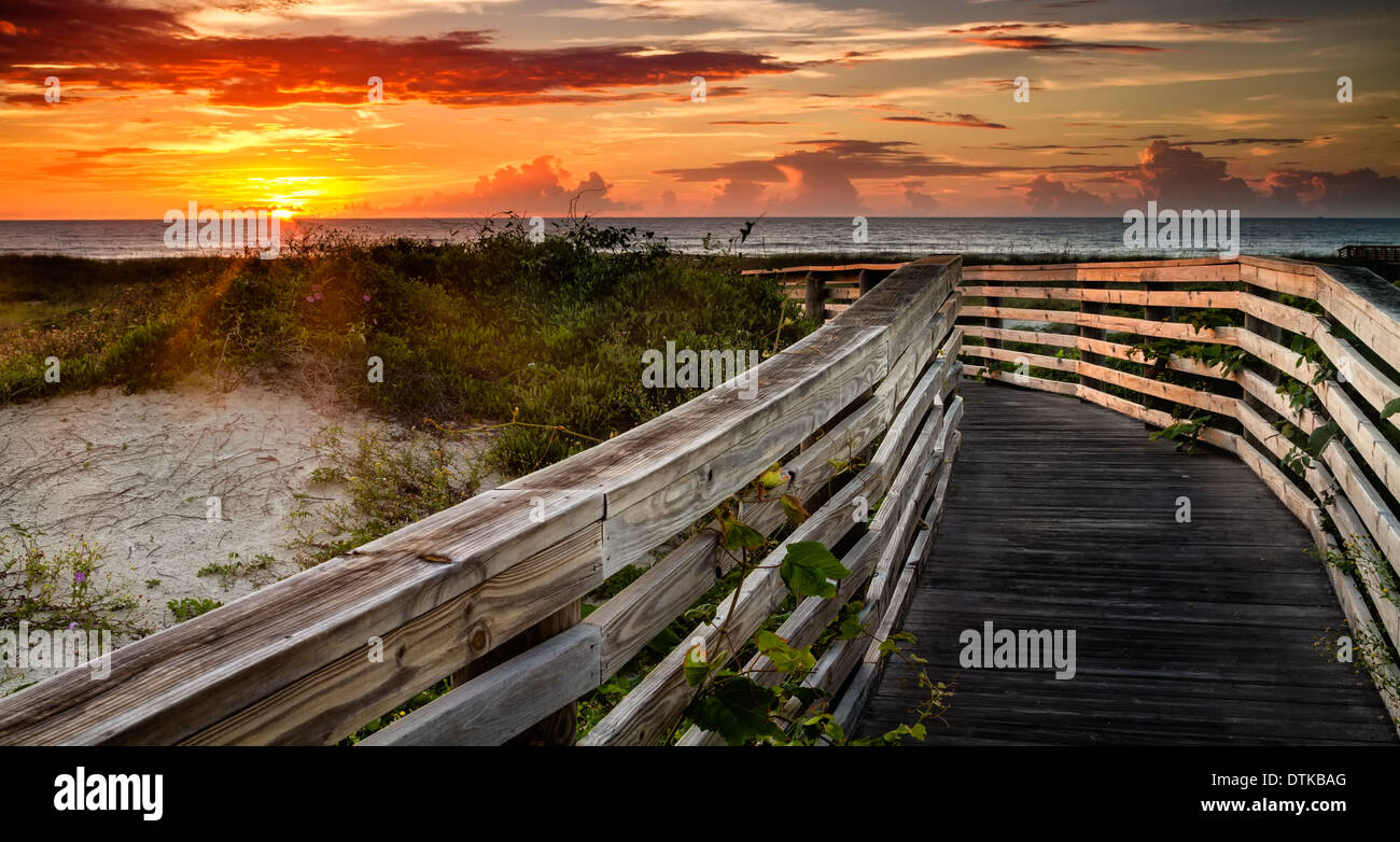 Une promenade s'étend vers le lever du soleil, Amelia Island, Floride Banque D'Images