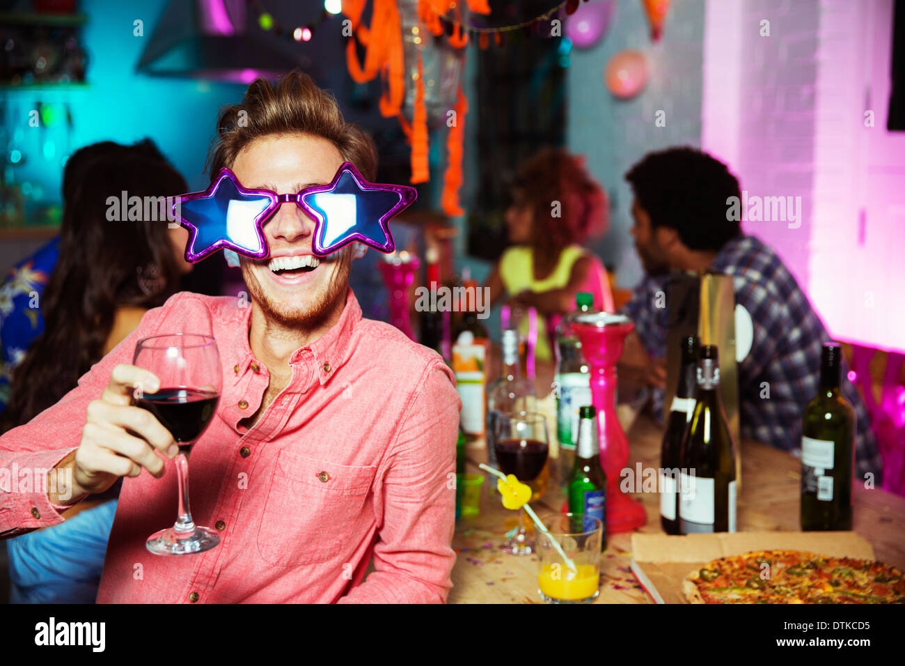 Homme portant des lunettes surdimensionnées at party Banque D'Images