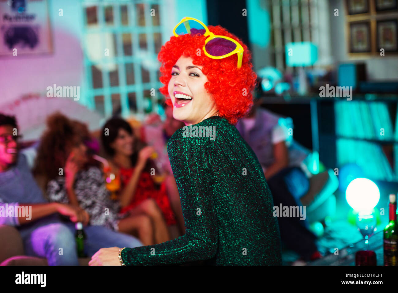 Femme portant perruque et lunettes surdimensionnées Banque D'Images