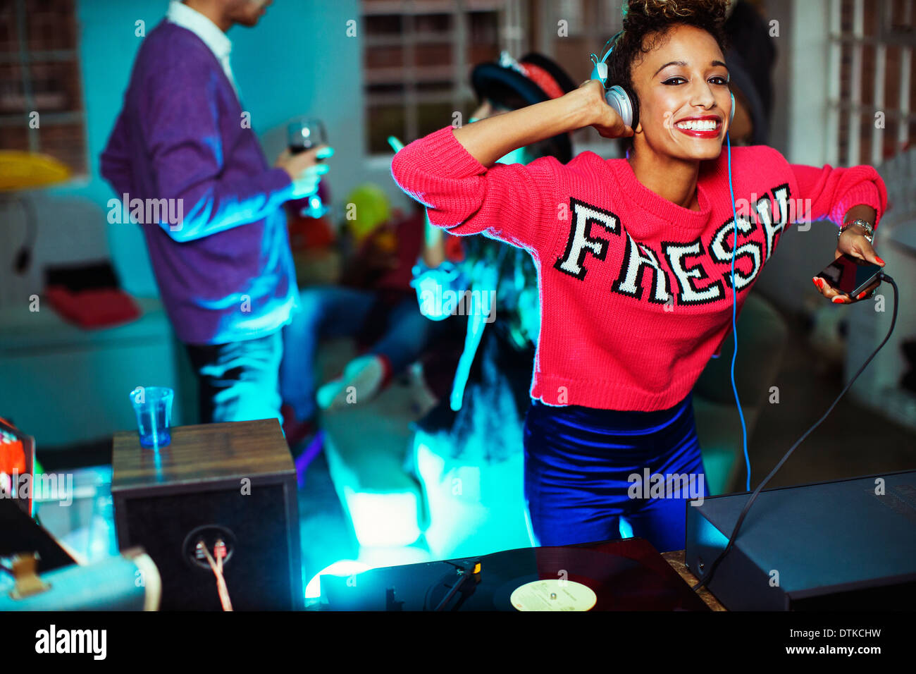 Femme jouant de la musique et dancing at party Banque D'Images Femme jouant de la musique et dancing at party Banque D'Images