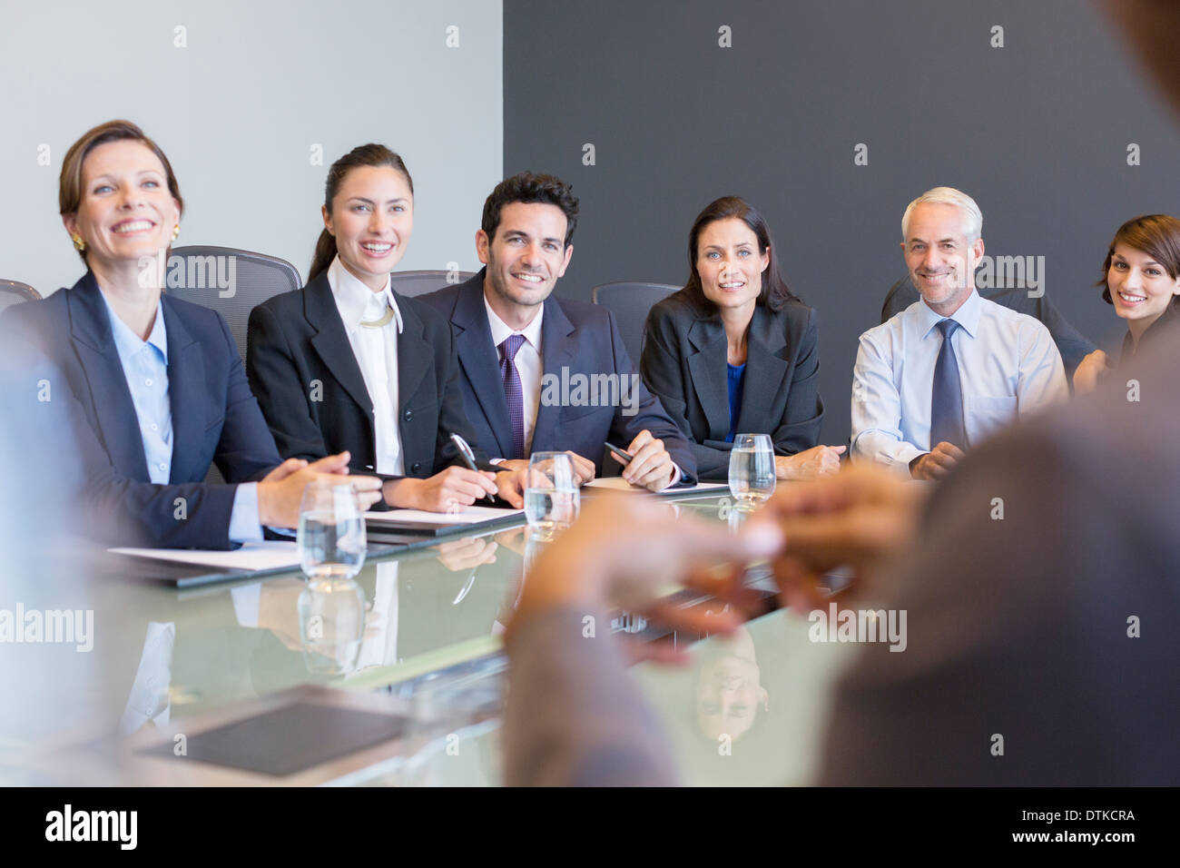 Business people smiling in meeting Banque D'Images