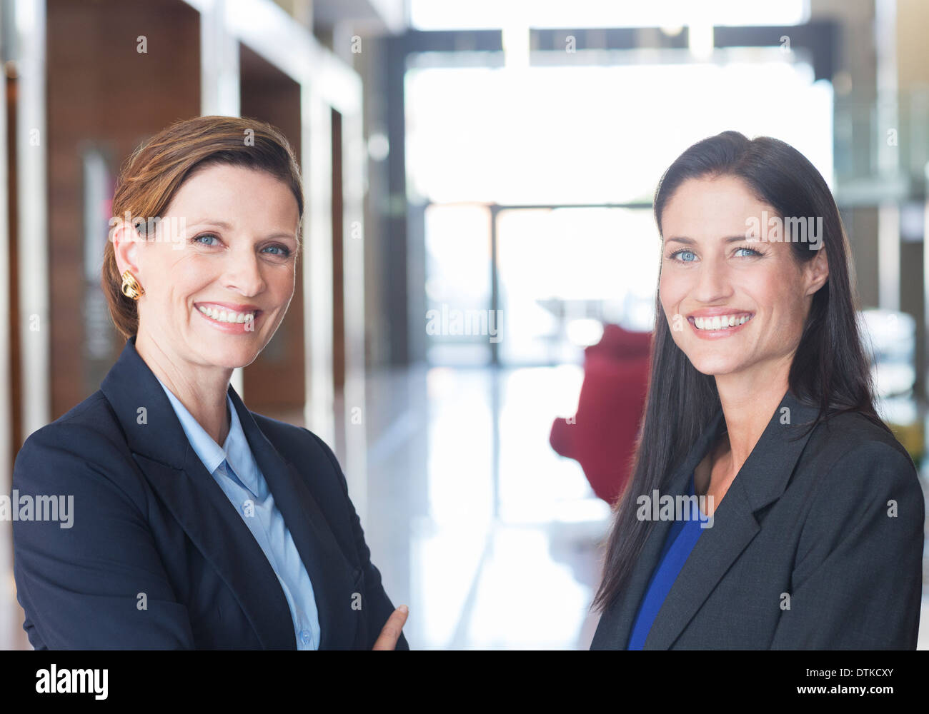 Businesswomen smiling in lobby Banque D'Images