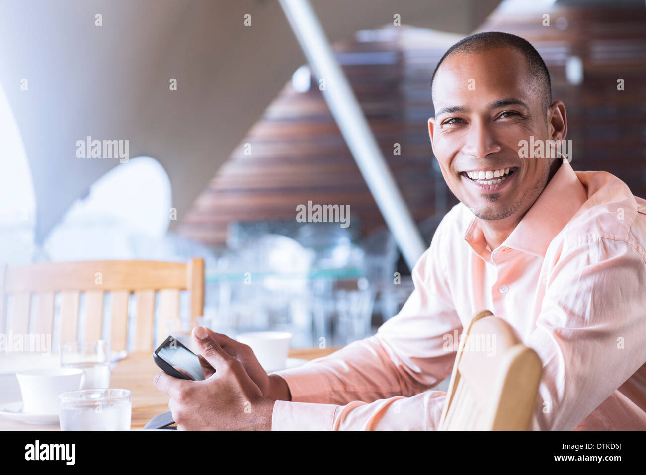 Businessman using cell phone in office Banque D'Images