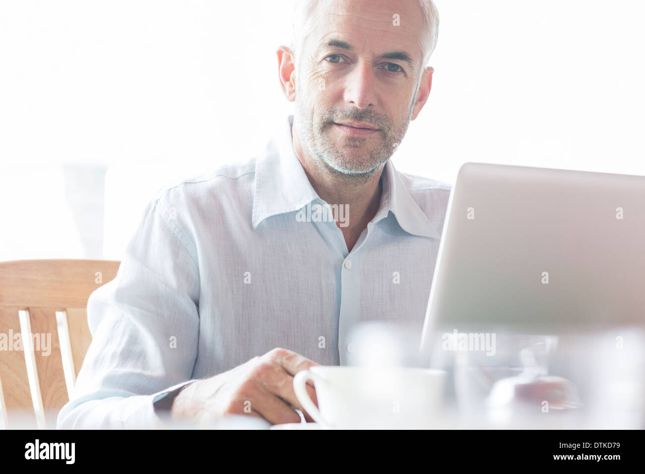 Businessman using laptop in cafe Banque D'Images