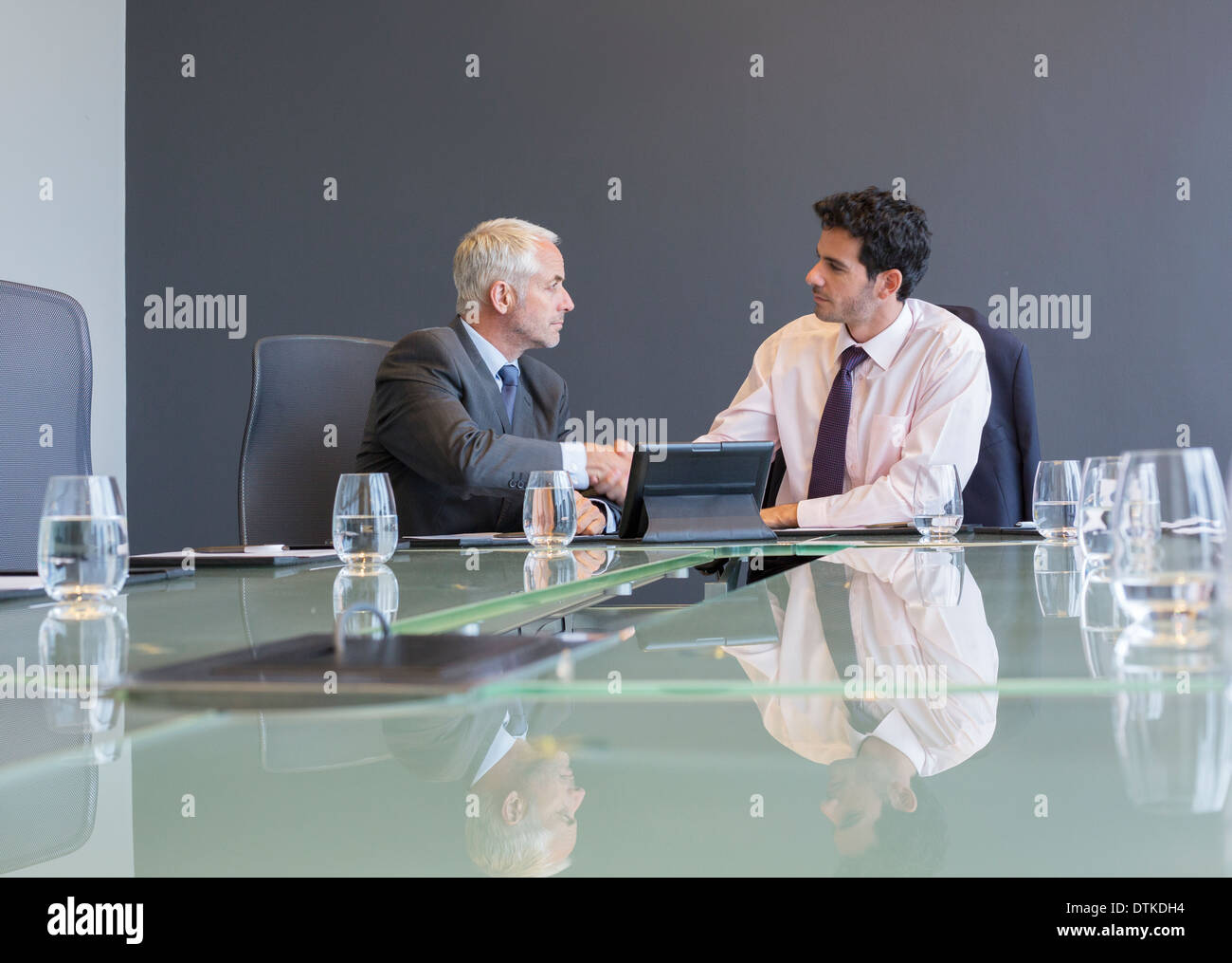 Businessmen shaking hands in meeting Banque D'Images