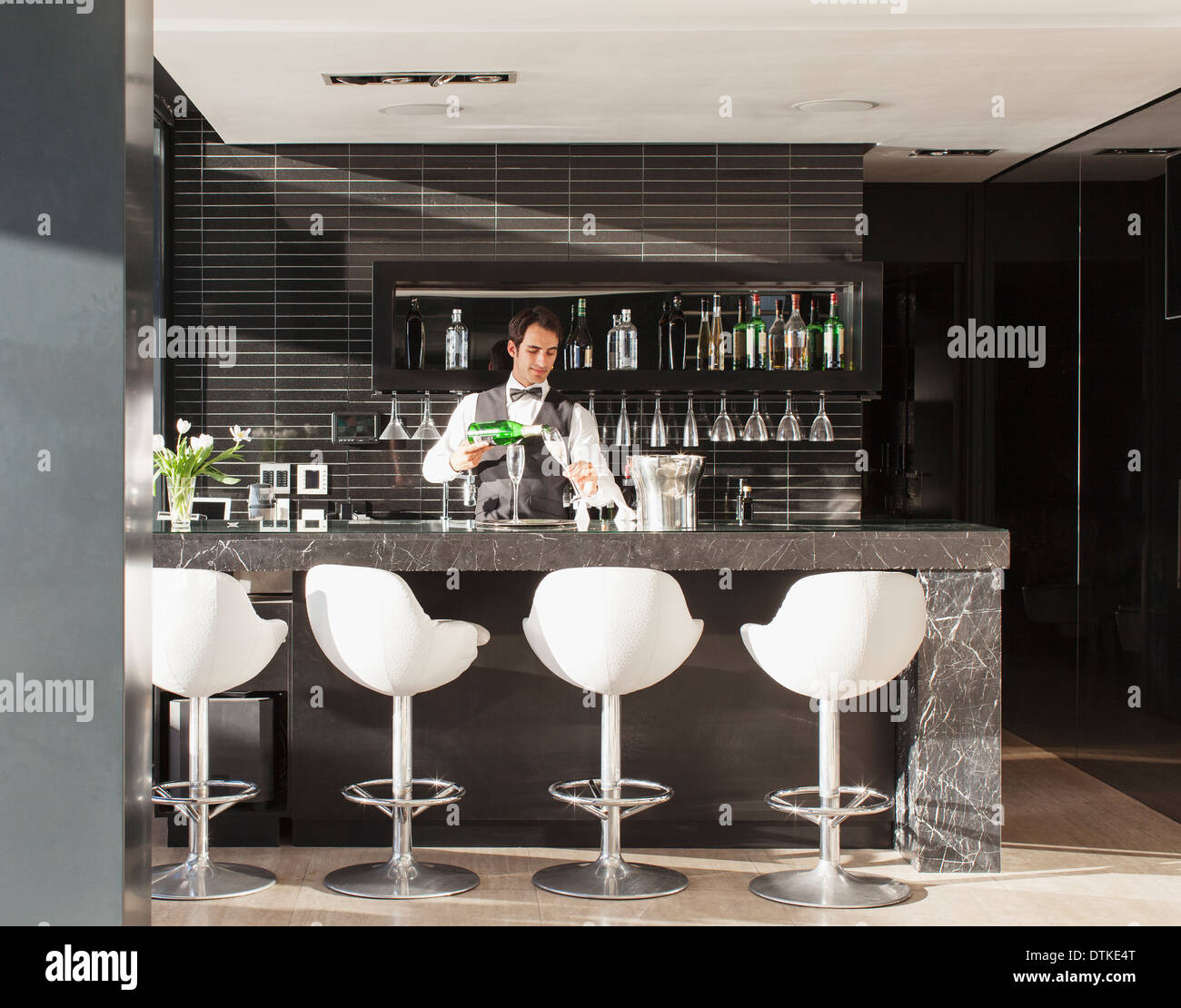 Faire serveur en bar boissons Banque D'Images Faire serveur en bar boissons Banque D'Images