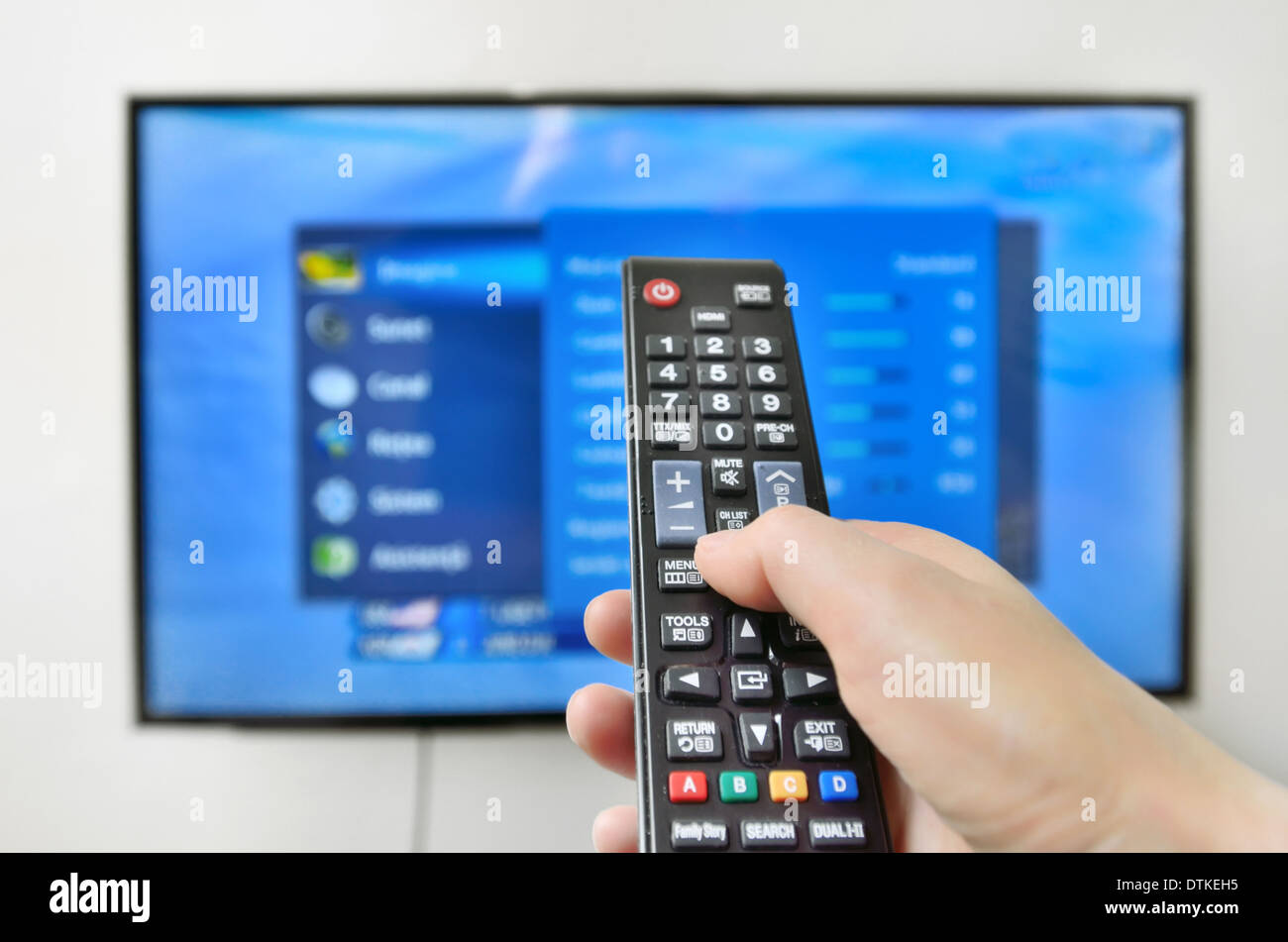 Smart TV et télécommande en appuyant sur la main Banque D'Images