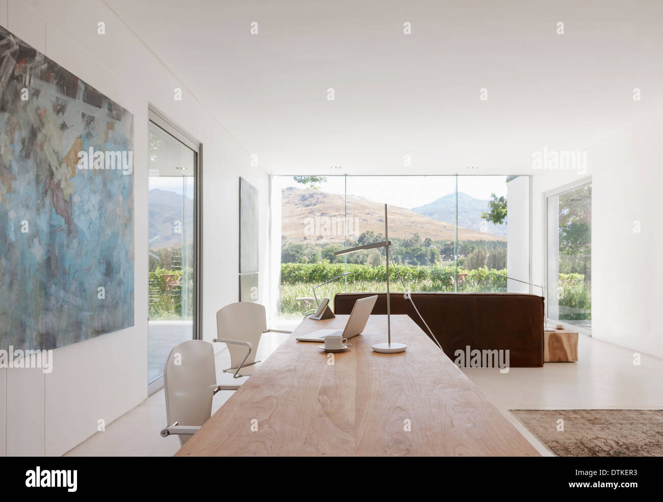 Bureau et chaises en espace de vie moderne Banque D'Images