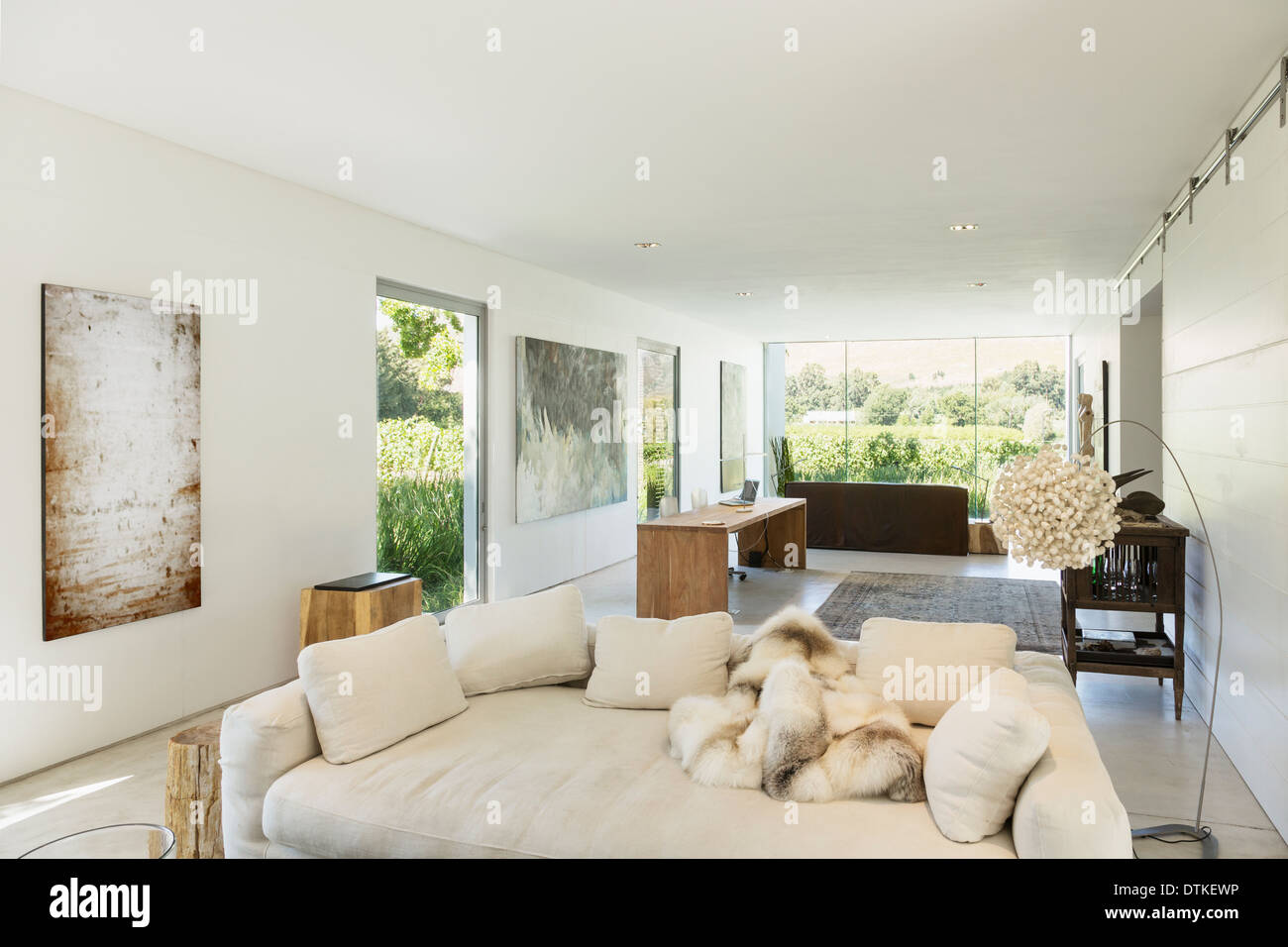 Canapés et bureau en espace de vie moderne Banque D'Images