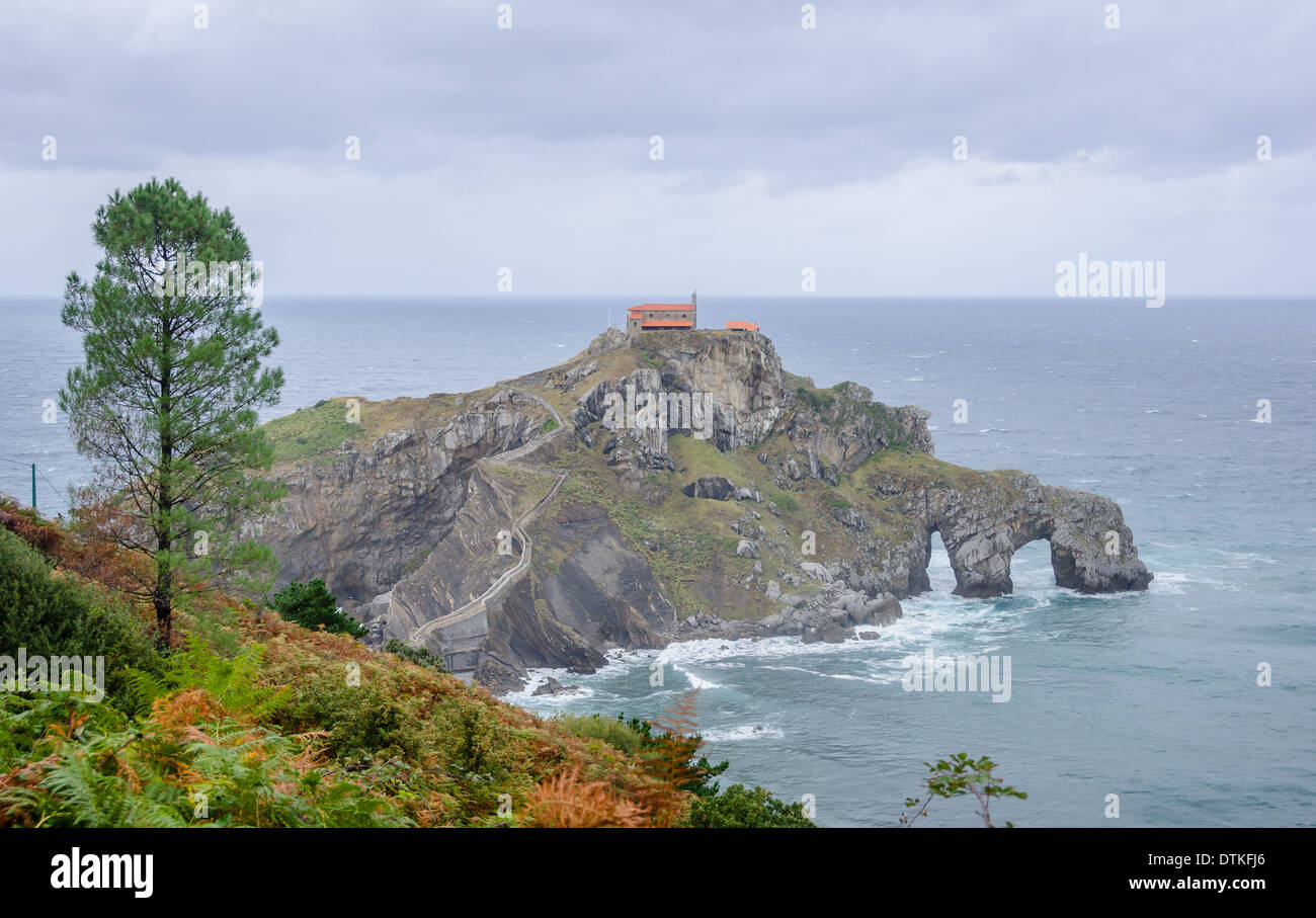 Ermitage de San Juan de Gaztelugatxe, Espagne, un jour de pluie Banque D'Images