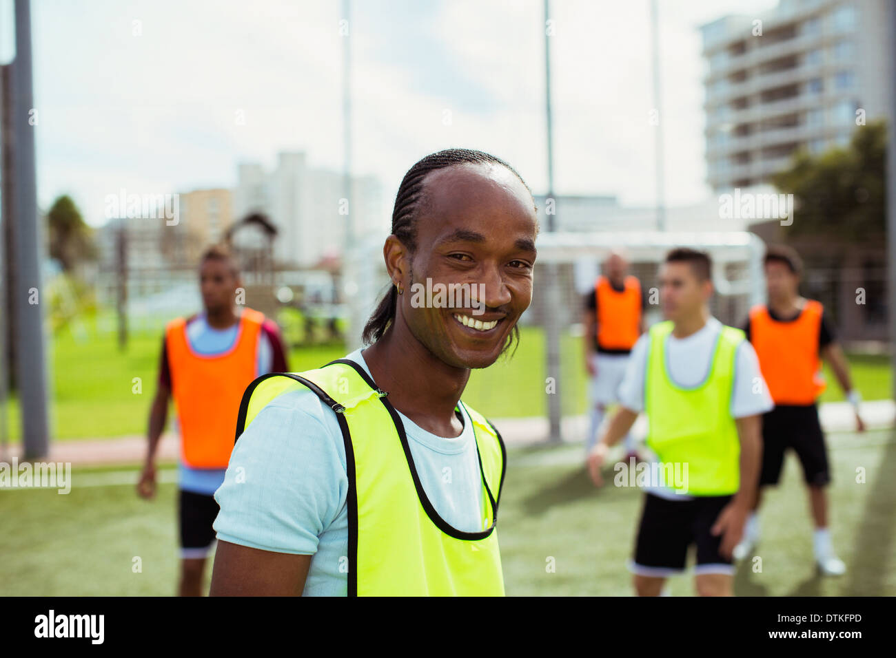Soccer player smiling sur terrain Banque D'Images