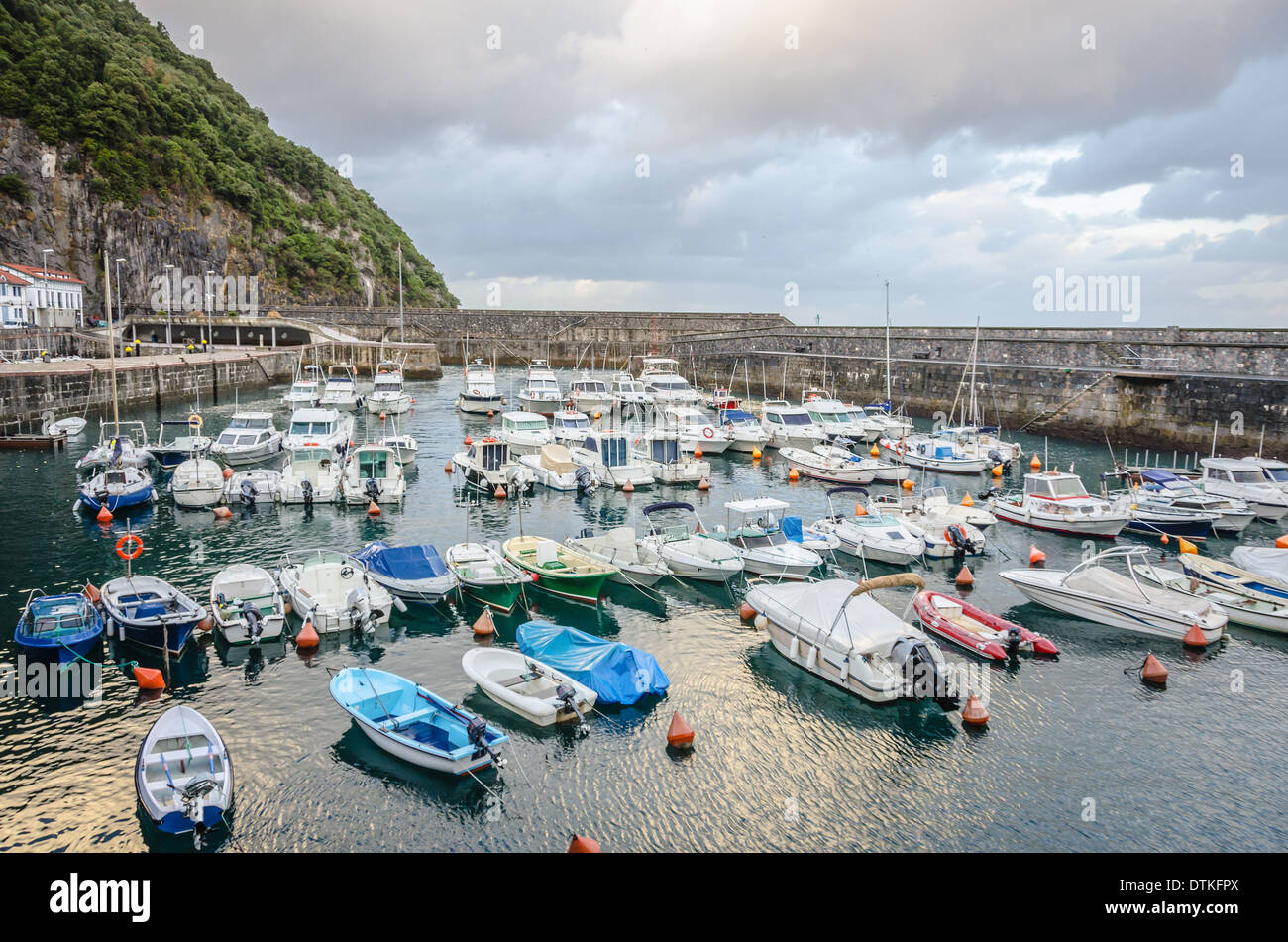 Port d'Elantxobe en Biscaye, Espagne, sur un jour nuageux Banque D'Images