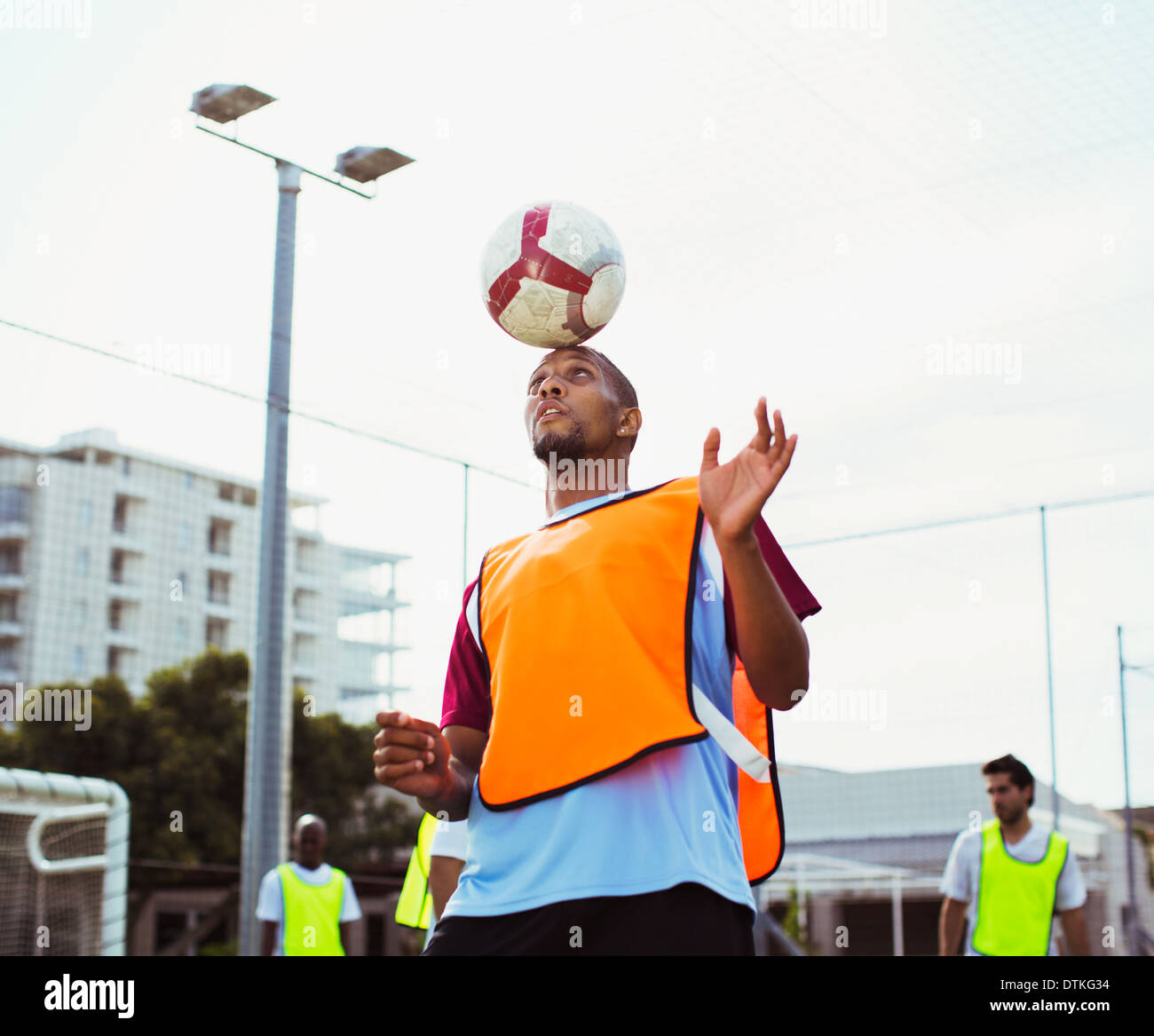 Joueur de football sur terrain de formation Banque D'Images