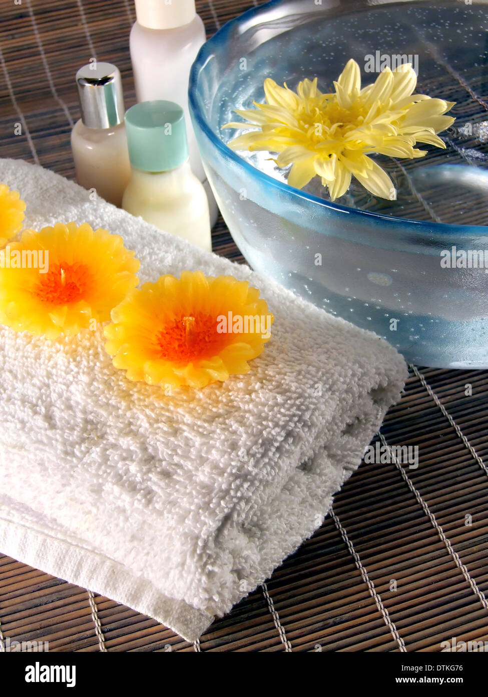 Spa essentials sur fond de bois Banque D'Images