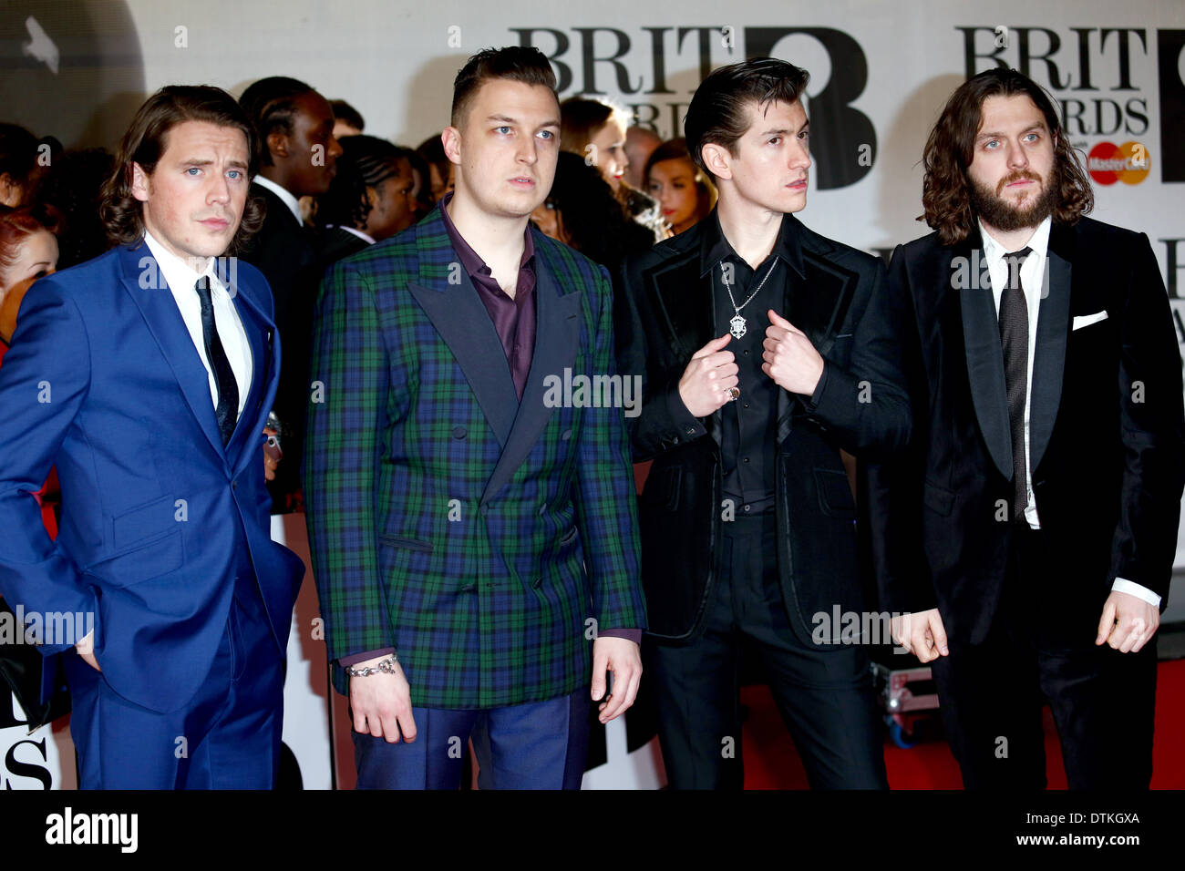 London, UK . Feb 19, 2014. Matt Helders (r-l) , Nick O'Malley, le chanteur Alex Turner et Jamie Cook d'Arctic Monkeys arrivent à la Brit Awards 2014 à l'O2 Arena de Londres, Grande-Bretagne, le 19 février 2014. Photo : Hubert Boesl : dpa Crédit photo alliance/Alamy Live News Banque D'Images London, UK . Feb 19, 2014. Matt Helders (r-l) , Nick O'Malley, le chanteur Alex Turner et Jamie Cook d'Arctic Monkeys arrivent à la Brit Awards 2014 à l'O2 Arena de Londres, Grande-Bretagne, le 19 février 2014. Photo : Hubert Boesl : dpa Crédit photo alliance/Alamy Live News Banque D'Images