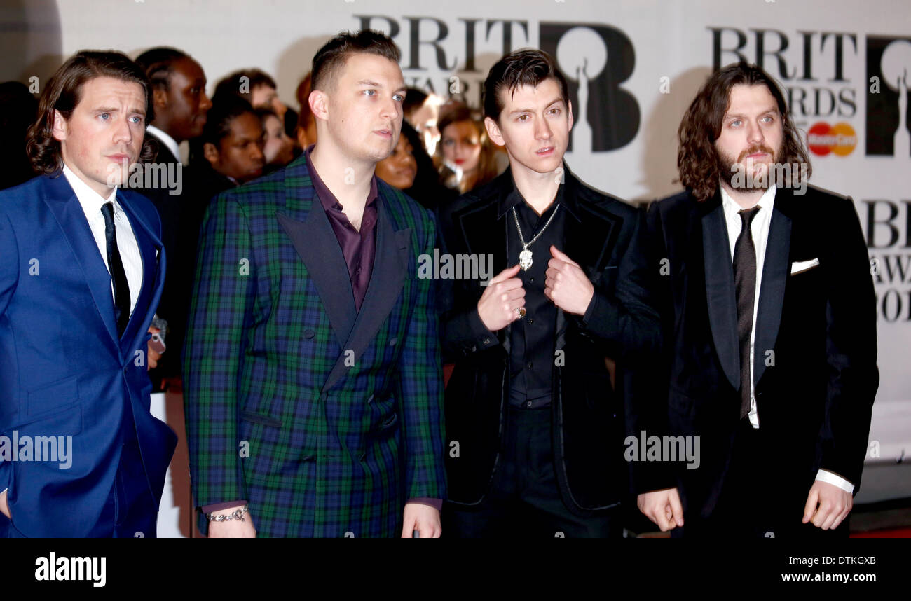 London, UK . Feb 19, 2014. Matt Helders (r-l) , Nick O'Malley, le chanteur Alex Turner et Jamie Cook d'Arctic Monkeys arrivent à la Brit Awards 2014 à l'O2 Arena de Londres, Grande-Bretagne, le 19 février 2014. Photo : Hubert Boesl : dpa Crédit photo alliance/Alamy Live News Banque D'Images London, UK . Feb 19, 2014. Matt Helders (r-l) , Nick O'Malley, le chanteur Alex Turner et Jamie Cook d'Arctic Monkeys arrivent à la Brit Awards 2014 à l'O2 Arena de Londres, Grande-Bretagne, le 19 février 2014. Photo : Hubert Boesl : dpa Crédit photo alliance/Alamy Live News Banque D'Images